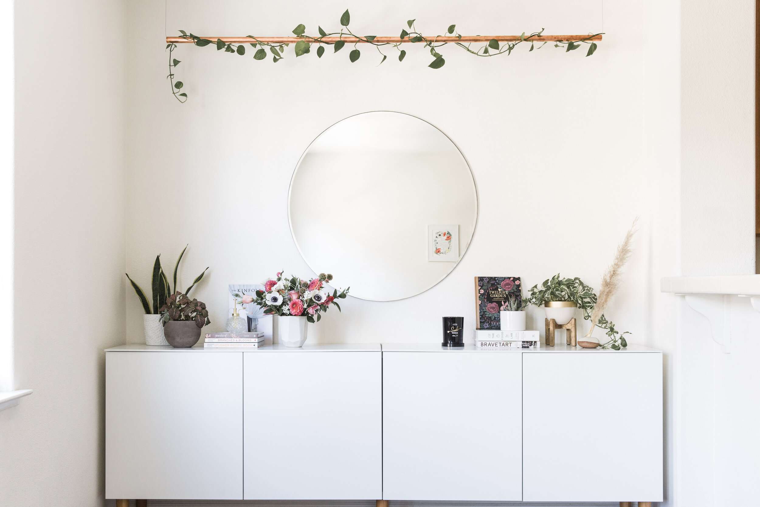 梳妆台与植物藤蔓上面