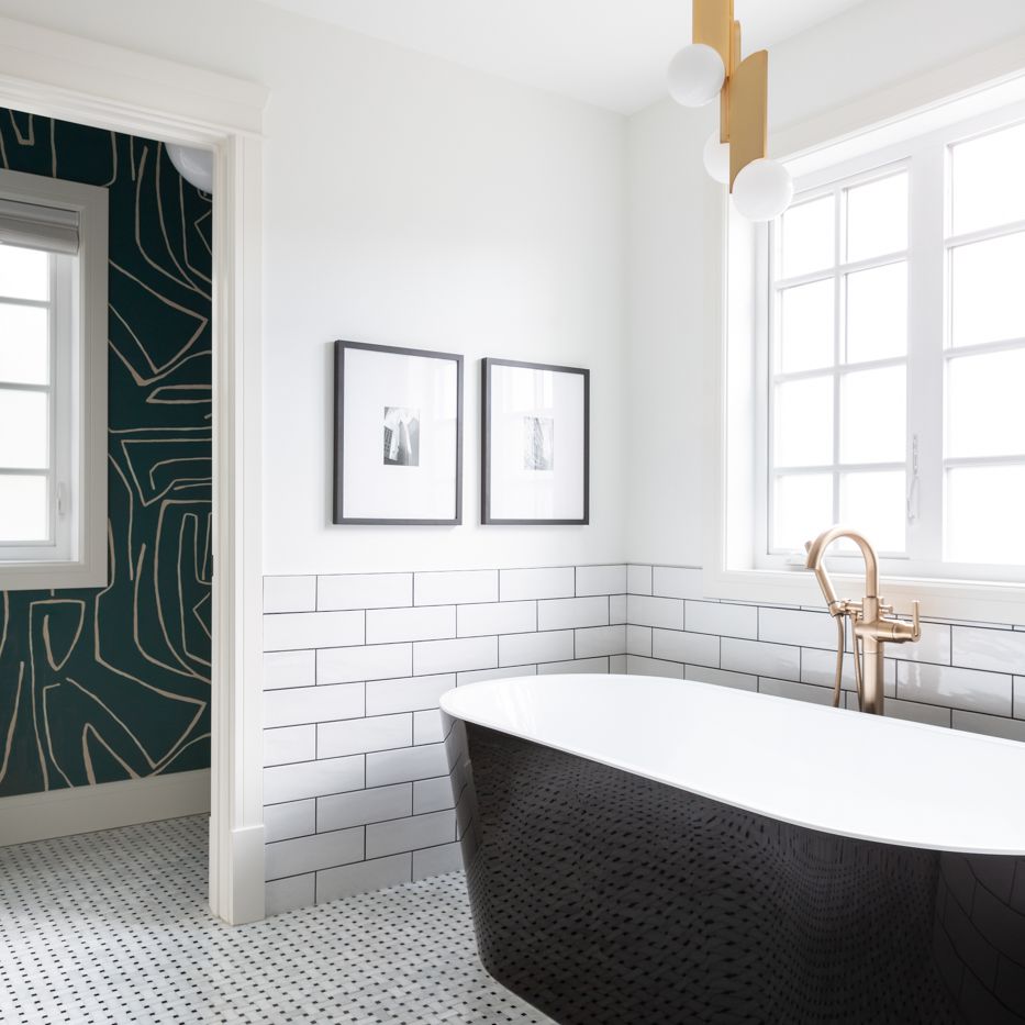 浴室配有地铁瓷砖和小墙纸