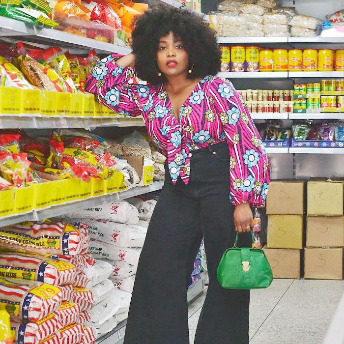 一个女人在好市多购物