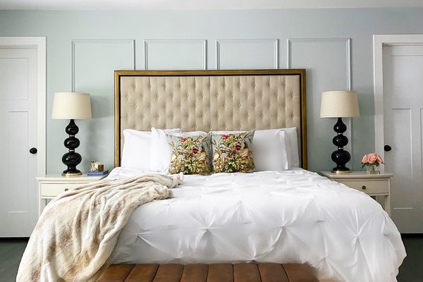 带玻璃吊灯的对称卧室