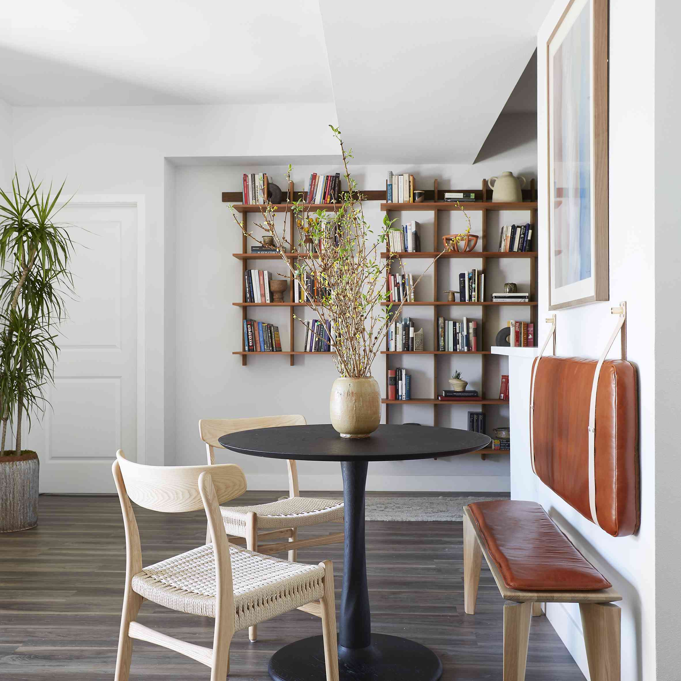 用餐Nook在生活空间的侧视图。