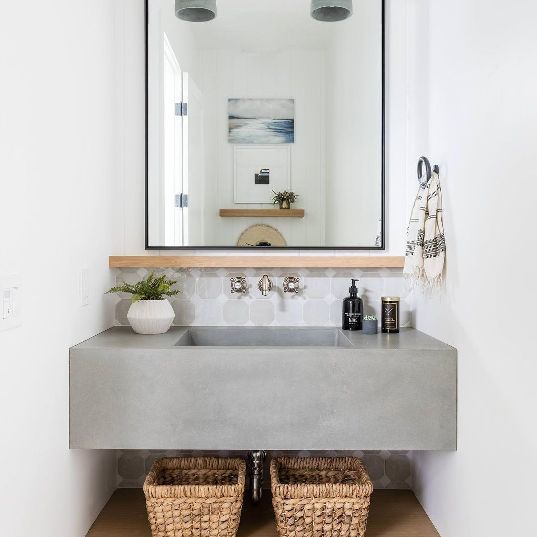 浴室配有水泥水槽