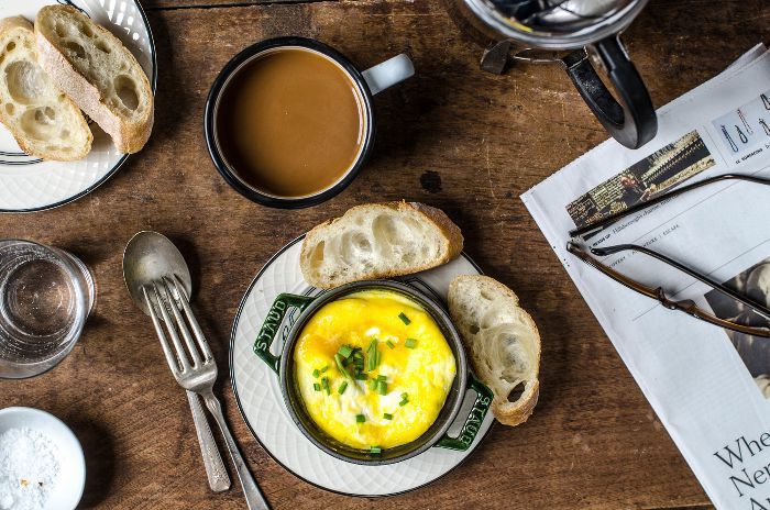 烤鸡蛋配山羊奶酪和韭菜