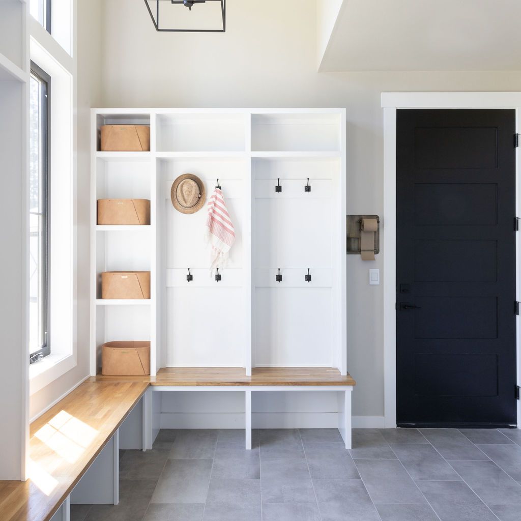 有组织的泥瓦室，内置搁板。