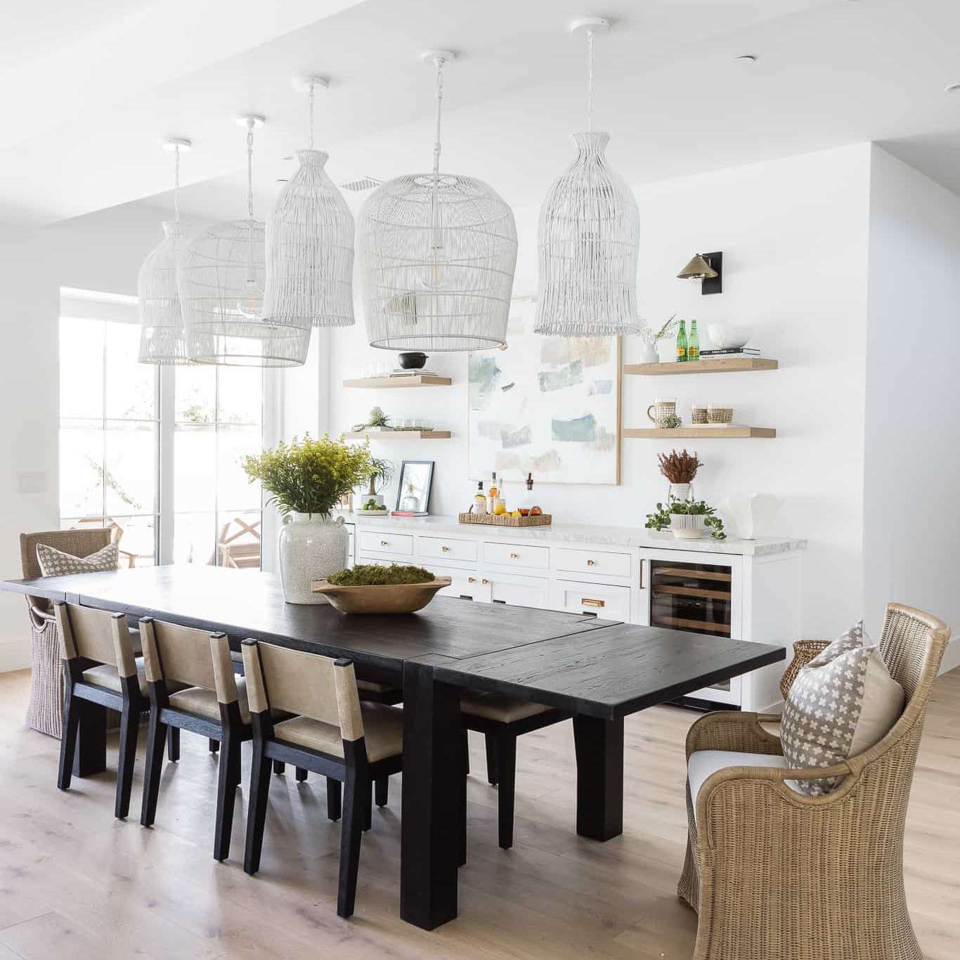 用餐室点燃四个类似的白色编织吊灯