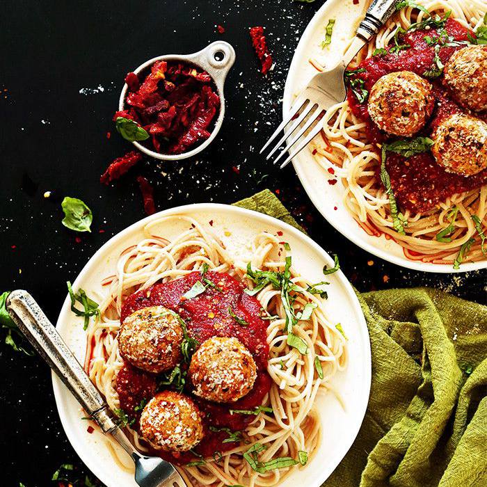 素食晒干的番茄罗勒丸子