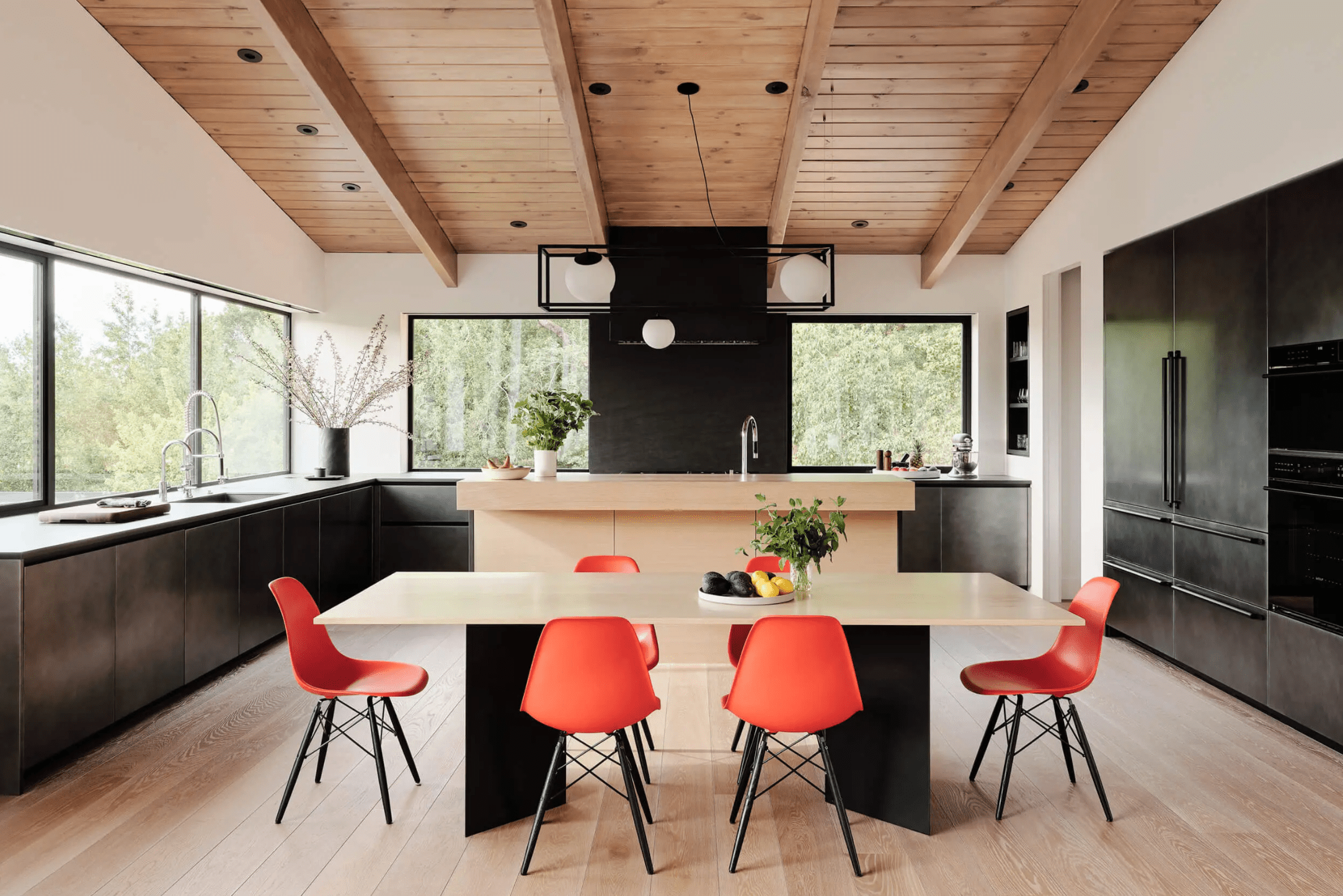 一个现代厨房，墙壁衬有窗户 - 其中一个充当水槽反斜杠