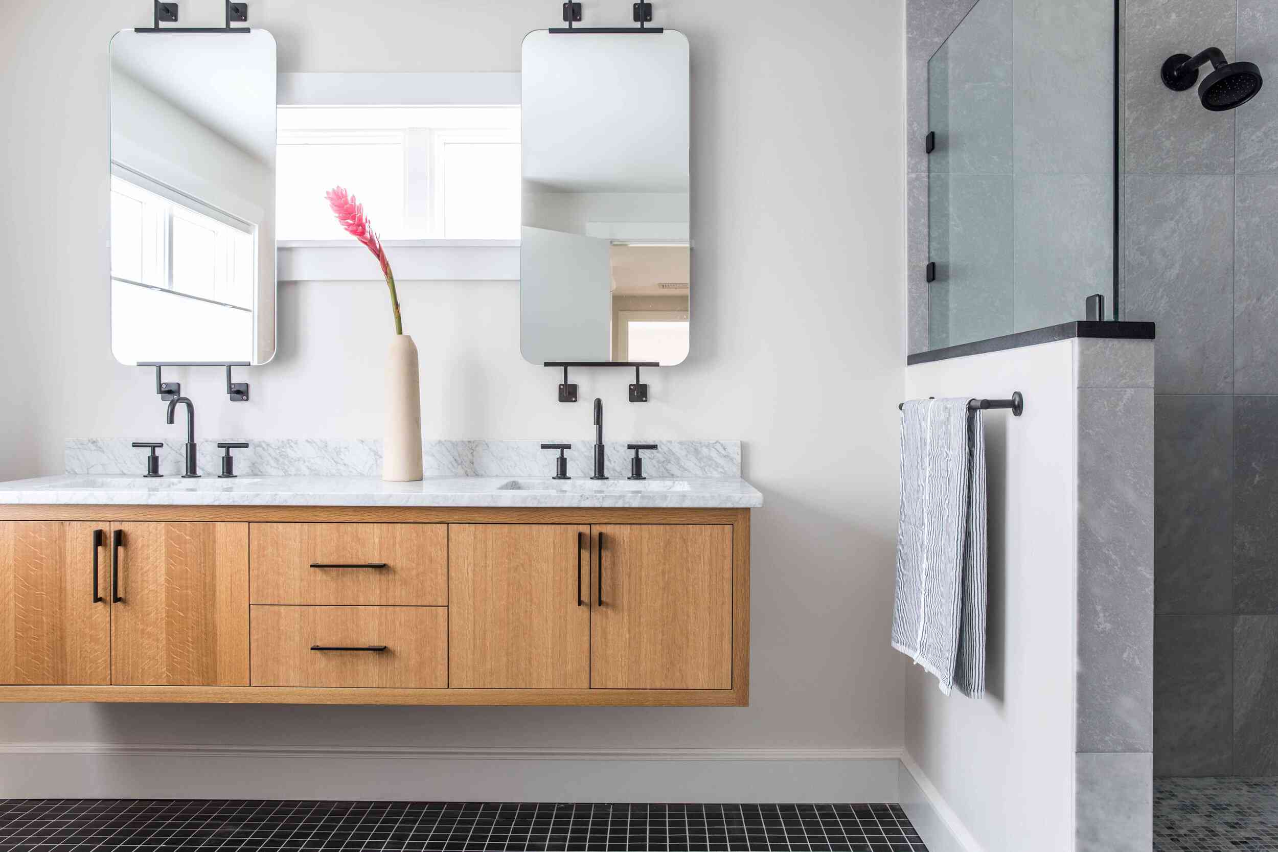 浮动虚荣在现代浴室