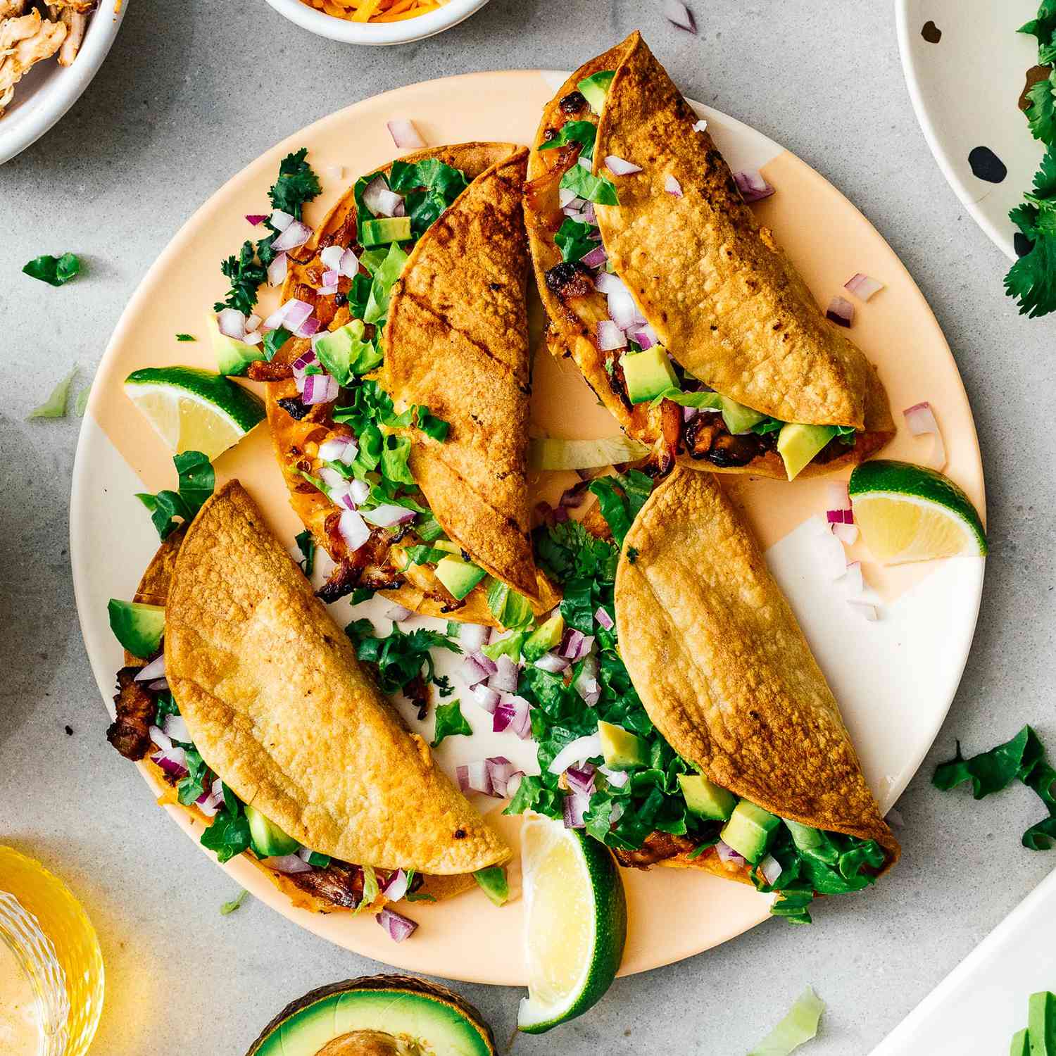 盘子里有四个鸡肉玉米饼