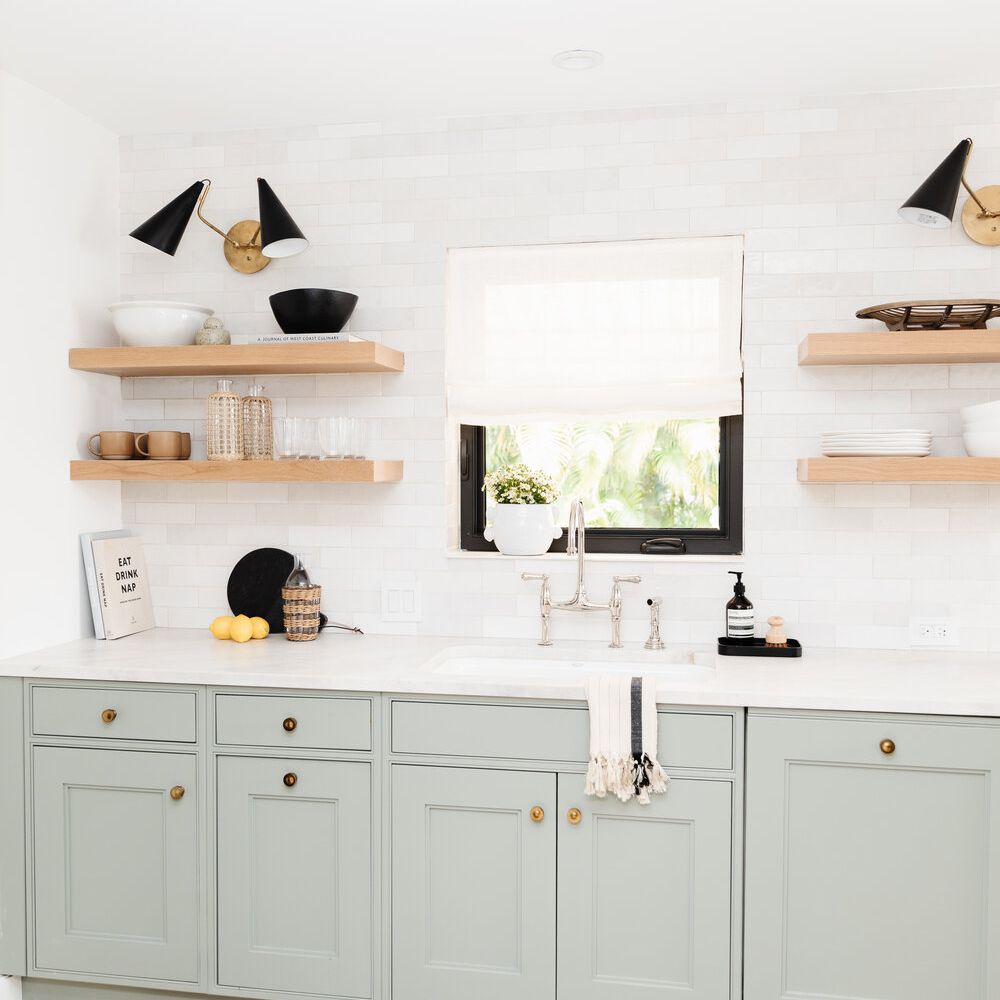 有开放式搁板的厨房