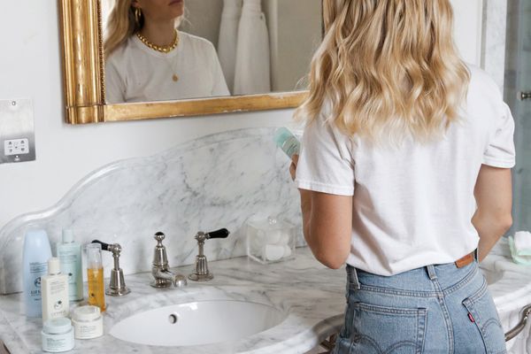 女人在华丽的镜子里做护肤。