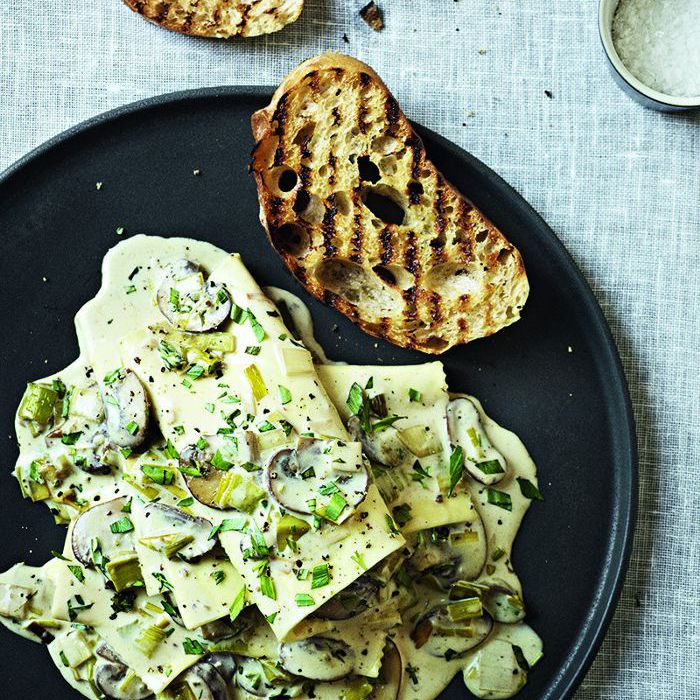 蘑菇韭菜意大利面，烤面包