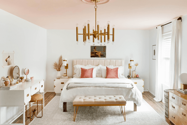 柔软的卧室，带粉红色的天花板和口音。