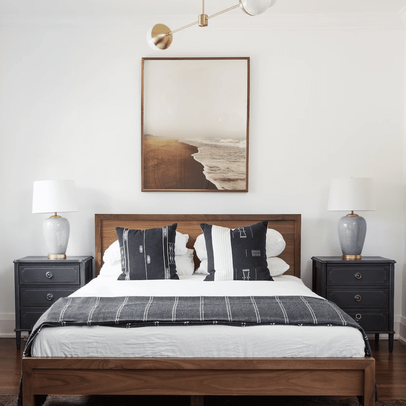 卧室里有一盏几何形吊灯和两盏陶瓷台灯