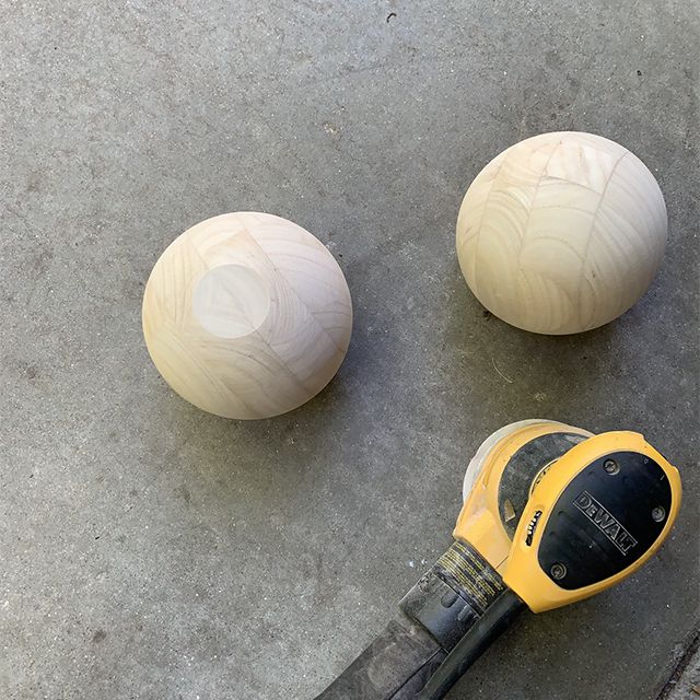 木球成为媒体控制台的腿。