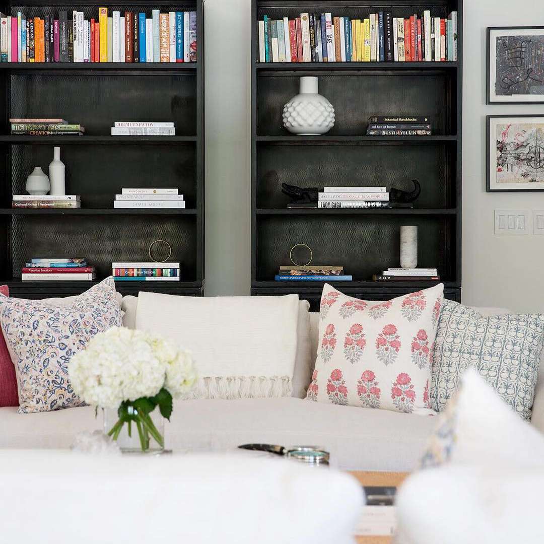 Jenn Pablo Studio阅读室有舒适的沙发。