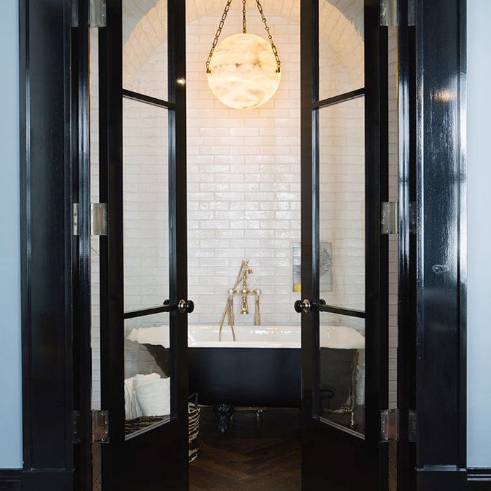 带法式门的浴室