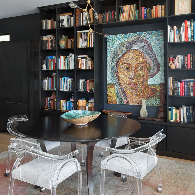 书架周围的马赛克壁画。