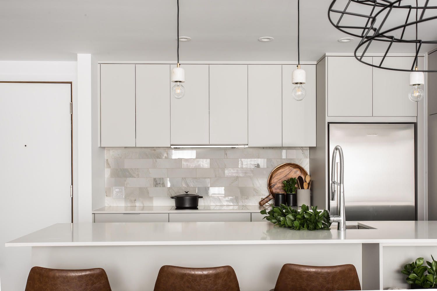 厨房用浅灰色橱柜