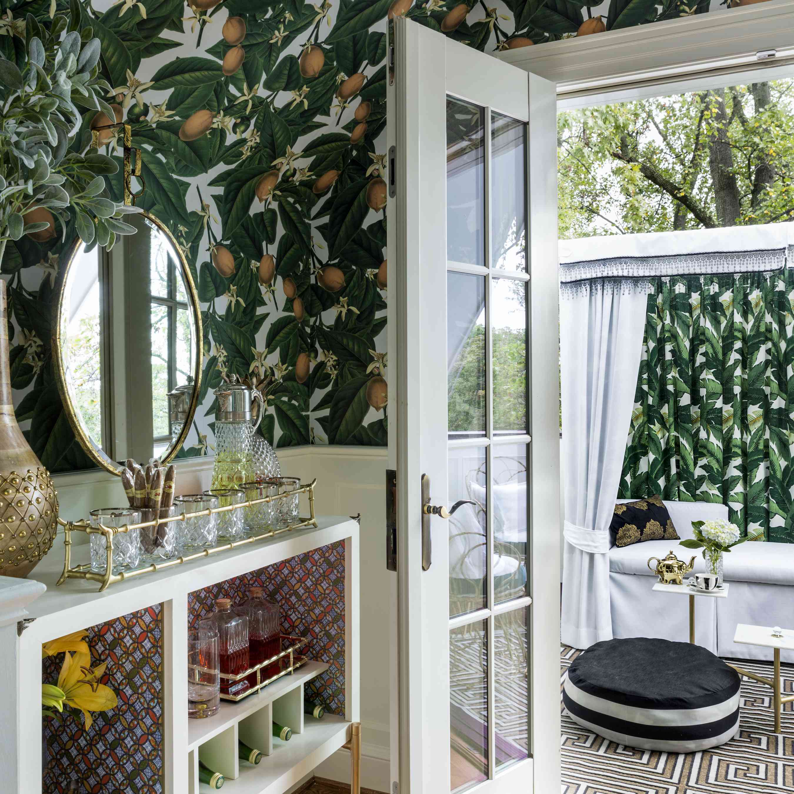 用餐区与时髦壁纸。