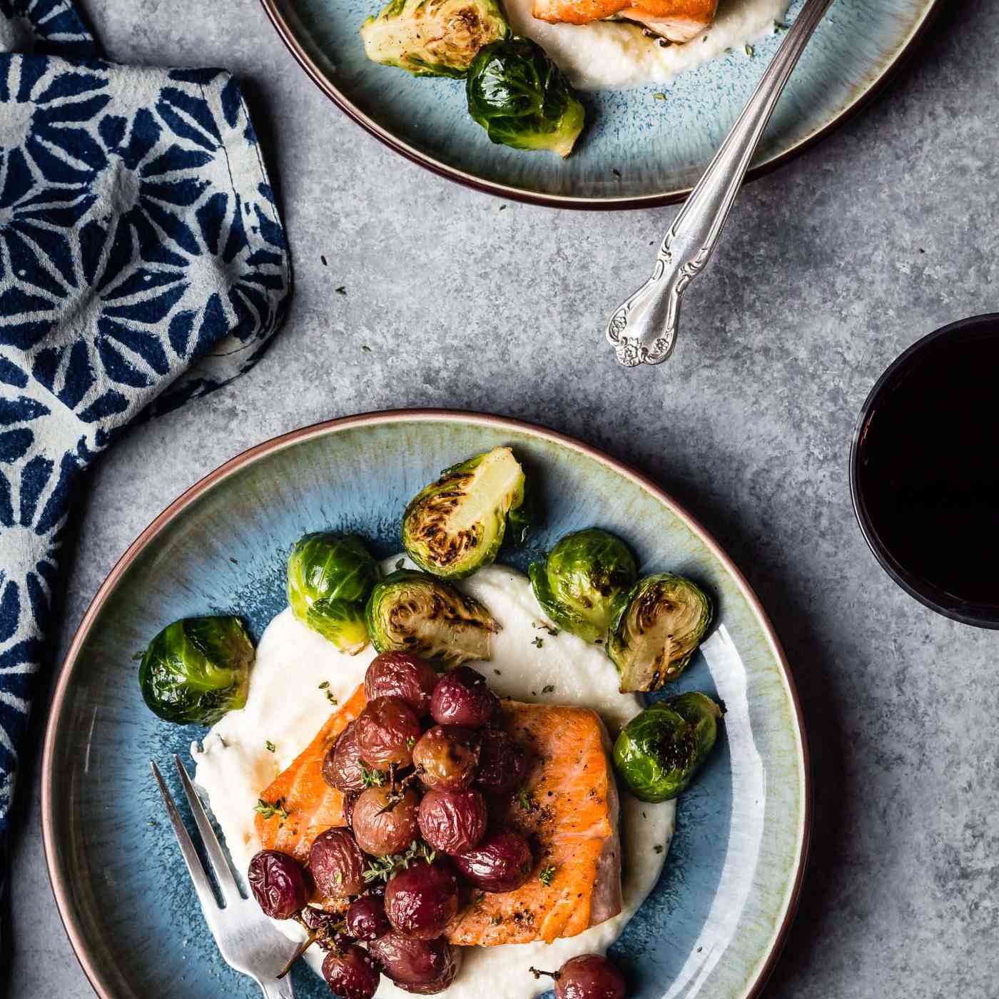 鲑鱼配烤葡萄和百里香