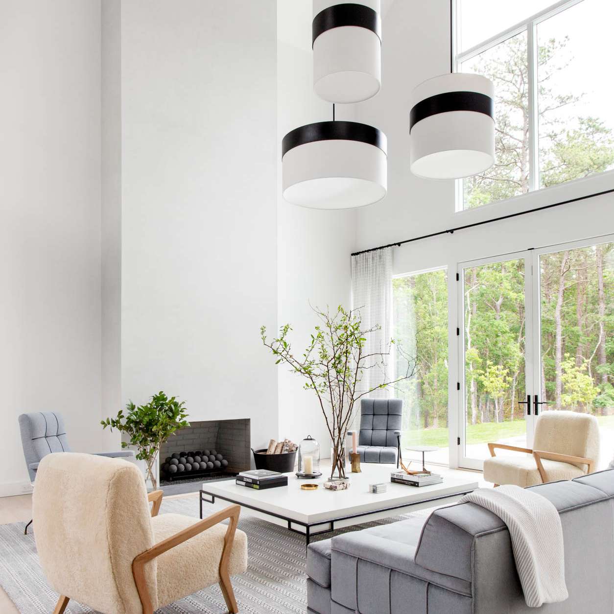 带高天花板的客厅