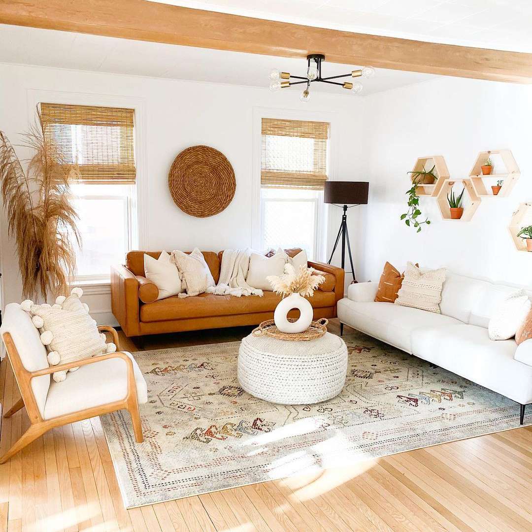 波西米亚风格的中性客厅，有两张沙发。