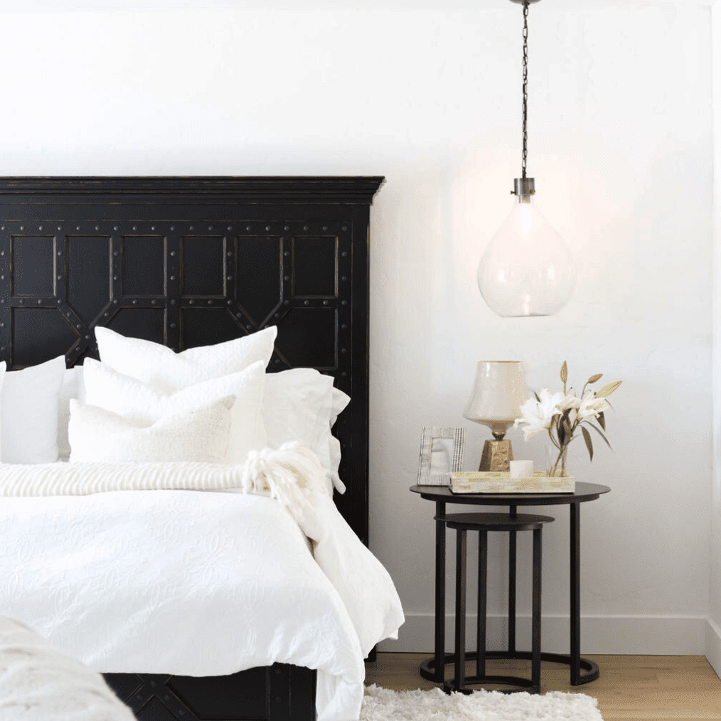 一间带两个嵌套床头柜的黑白卧室
