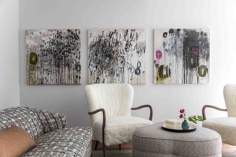 客厅里有抽象画
