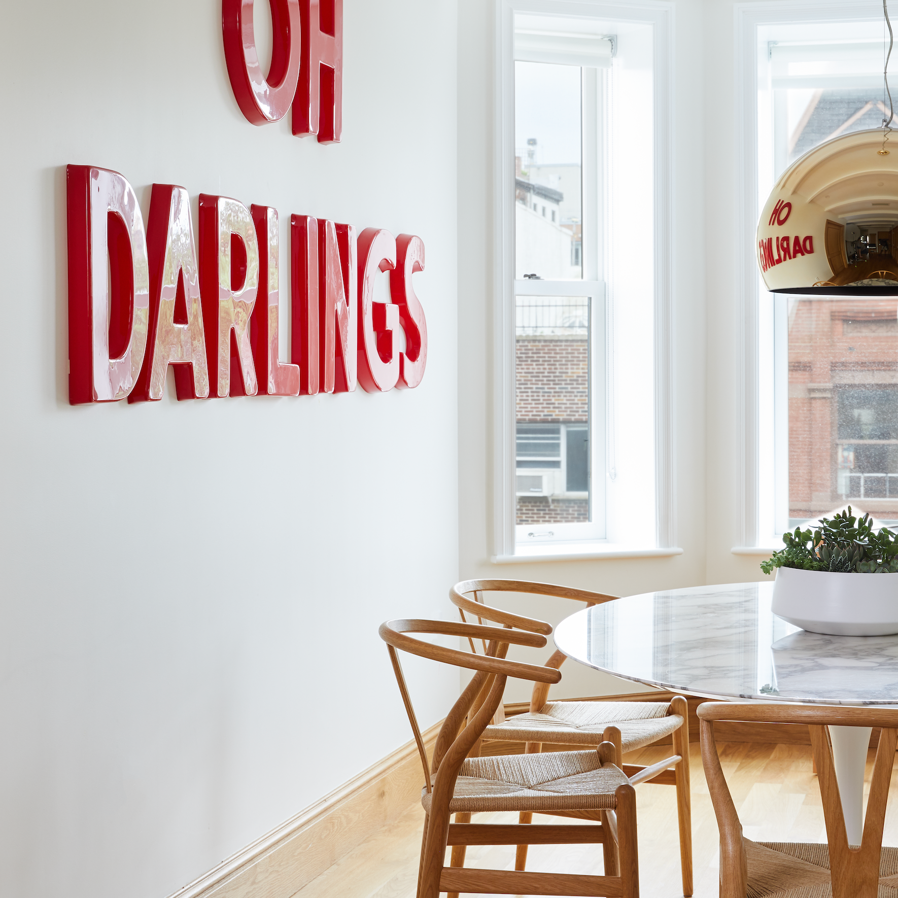 有老式餐椅的餐厅