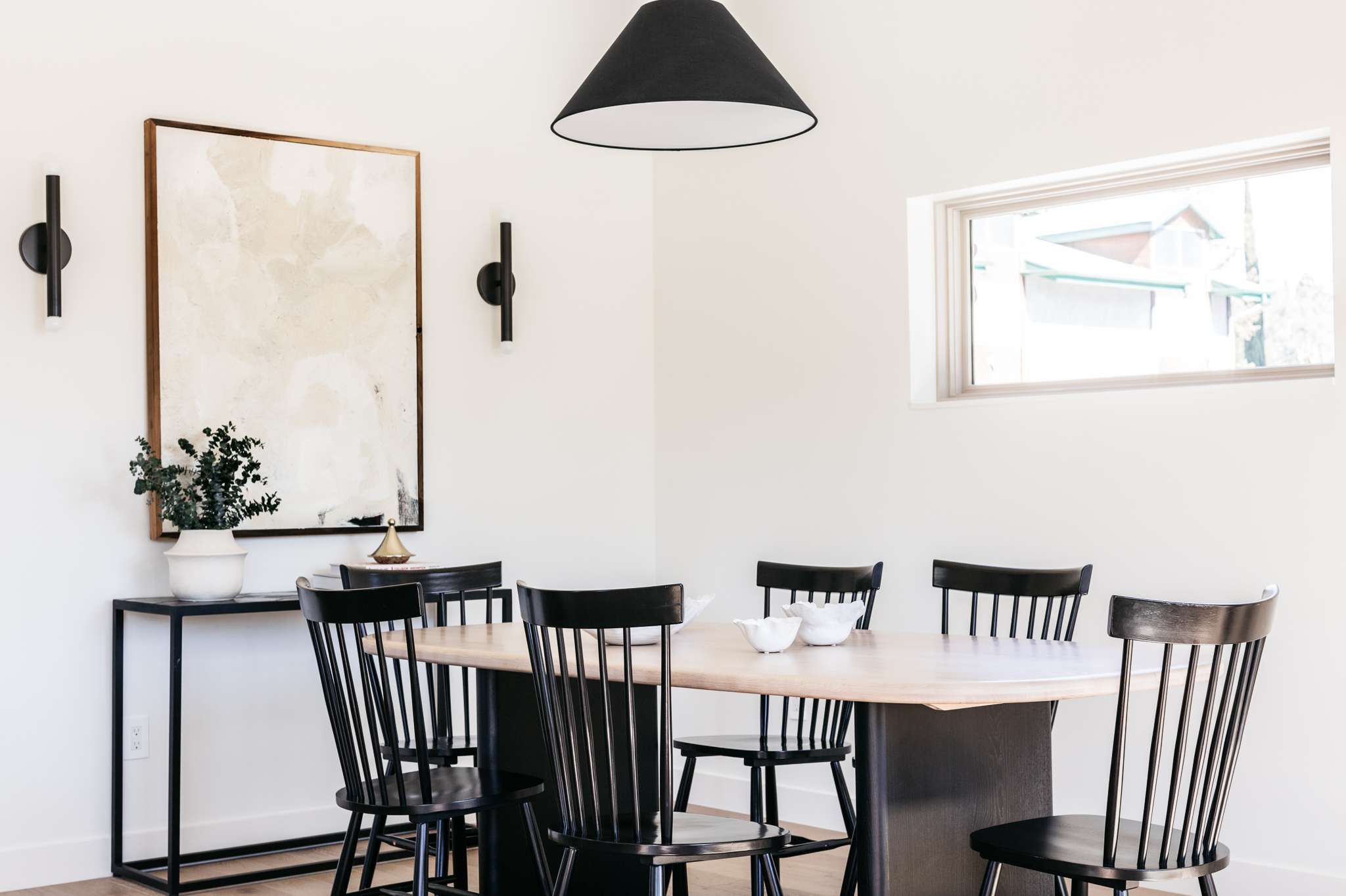 餐桌与黑色的震克风格的椅子。