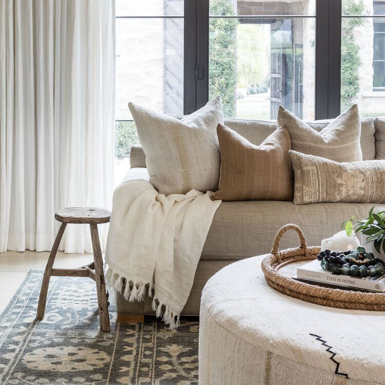 中性客厅与纯粹的白色窗帘。