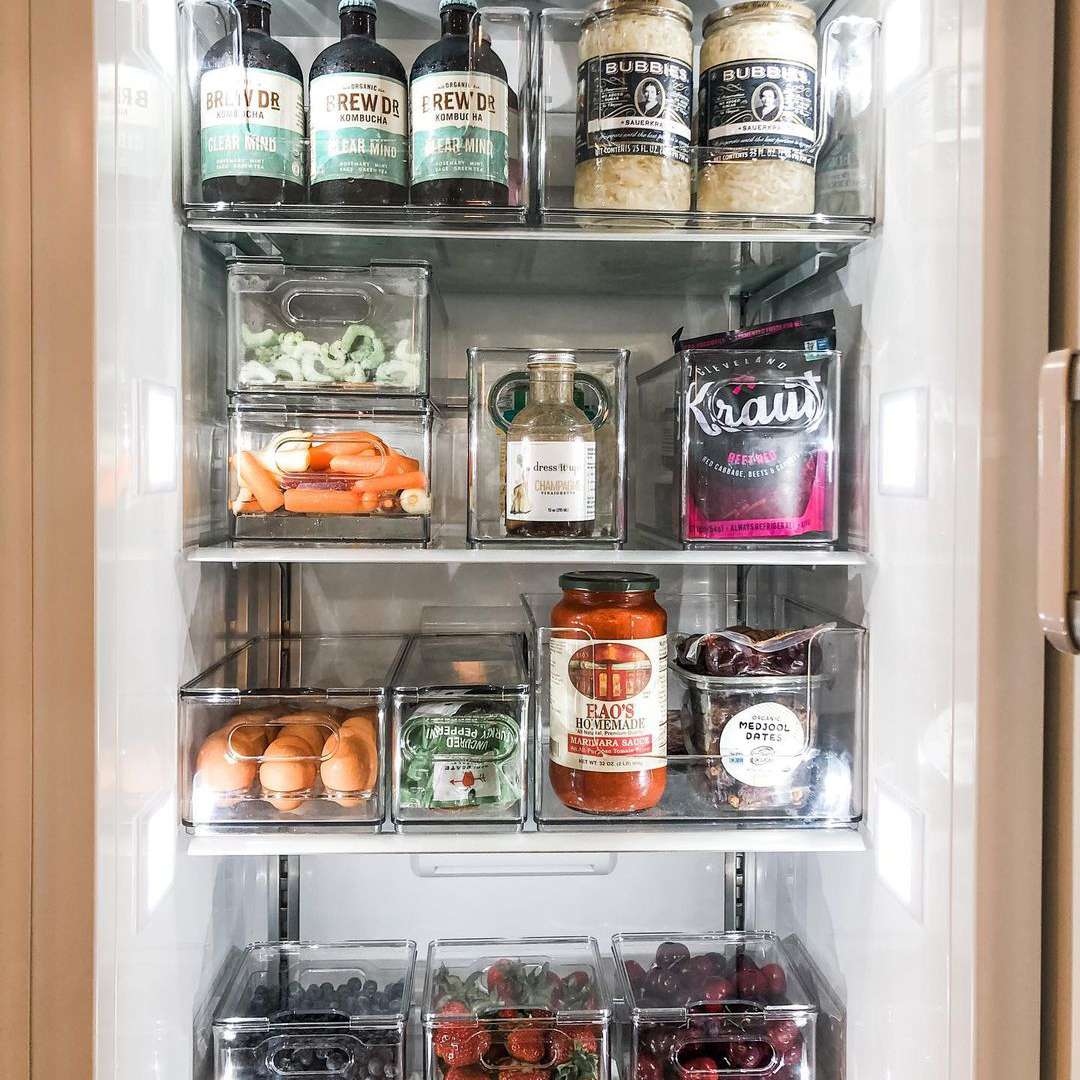 有干净容器的冰箱