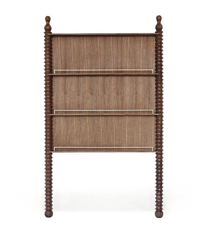 萨宾·埃尔·米拉多斜靠在书架上