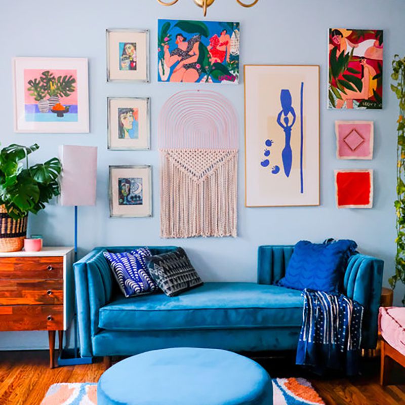 亮蓝色的客厅，走廊的墙上。