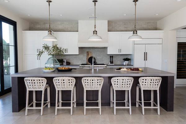 厨房用灰色瓷砖地板。