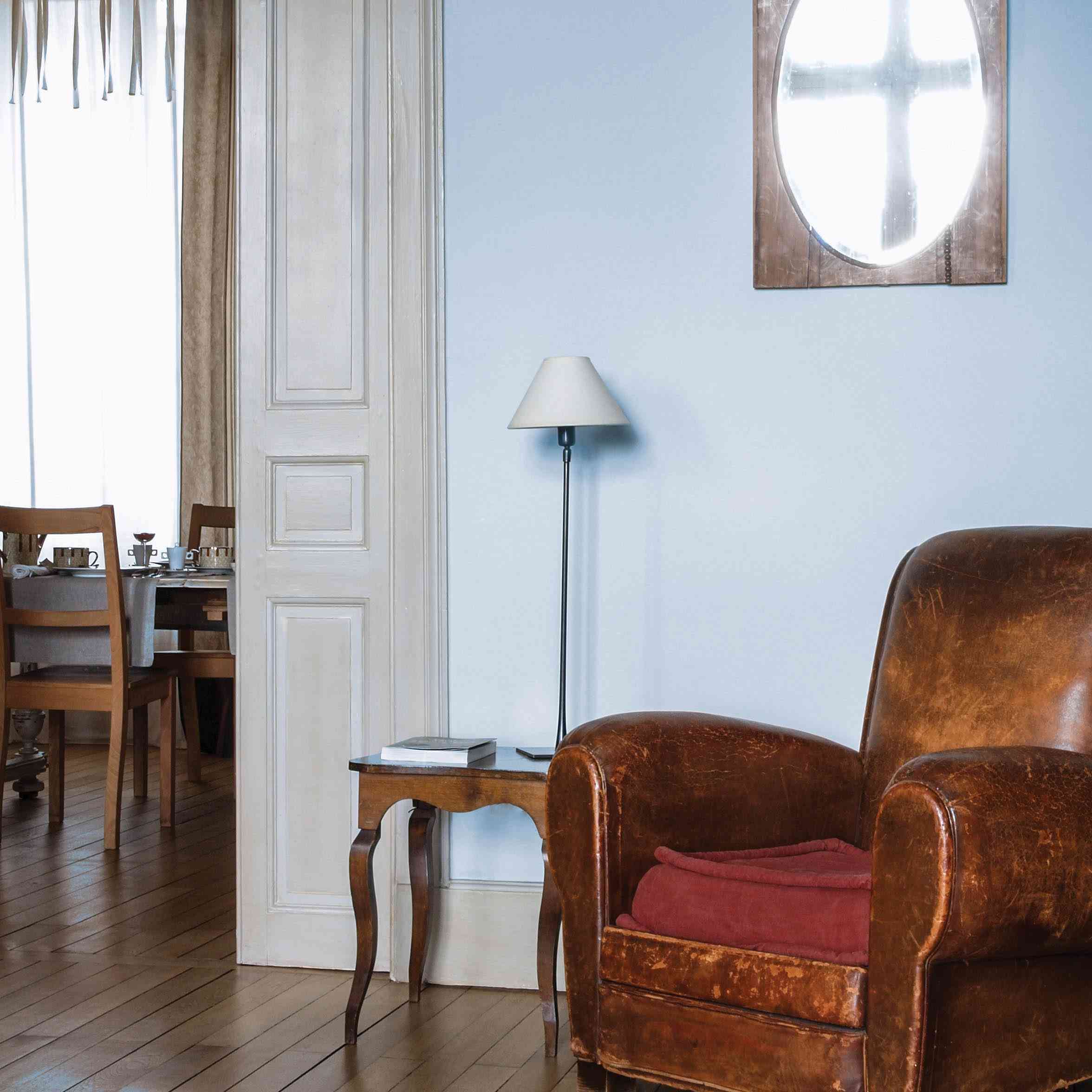 客厅角落与皮椅和老式镜子。