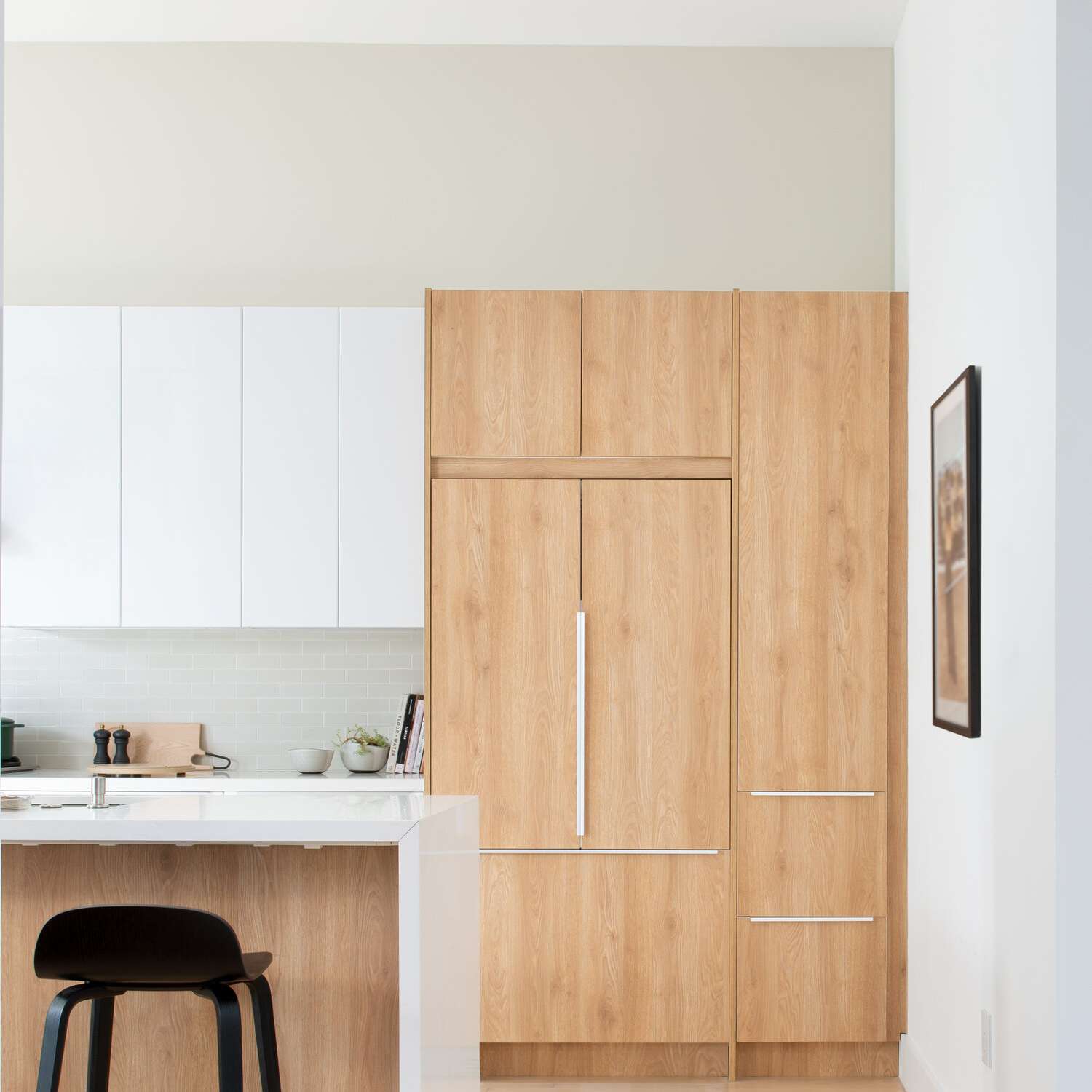 带宜家柜的木衬里厨房