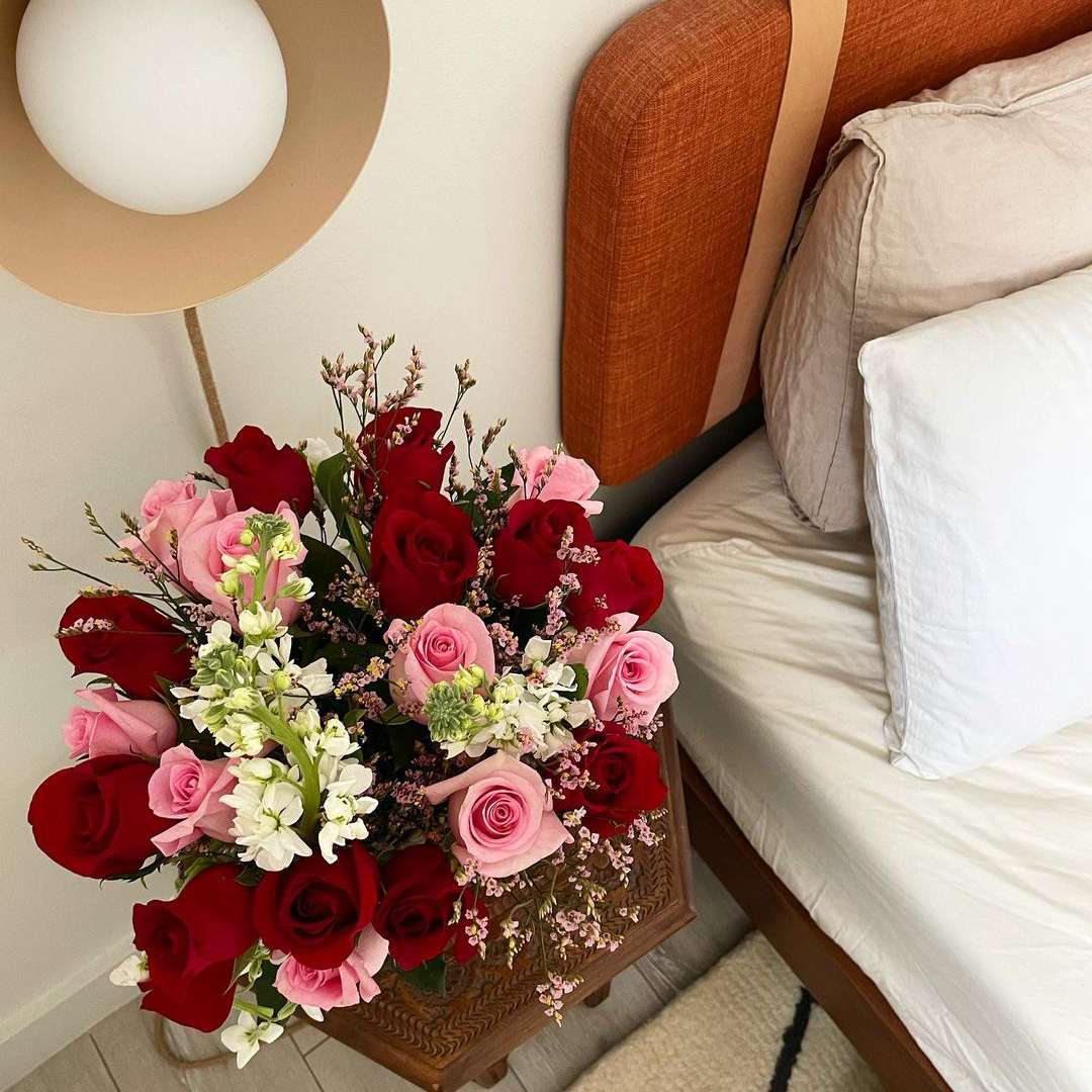 卧室用鲜花在侧桌上。