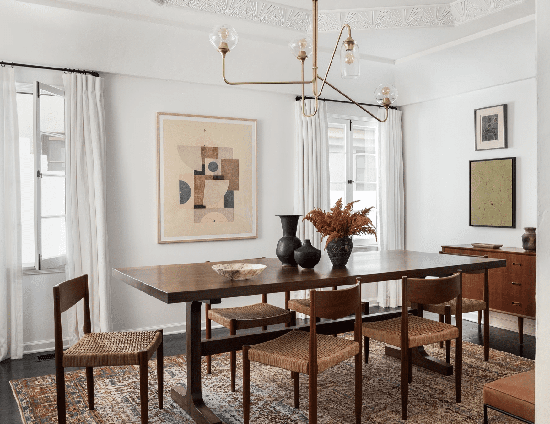 木餐桌桌上与几个黑色花瓶