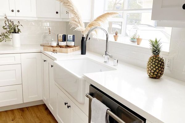 有洗碗机的白色厨房