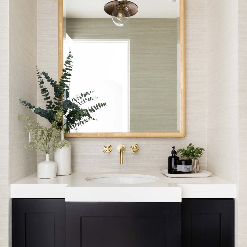 铺着米色纹理墙纸的浴室