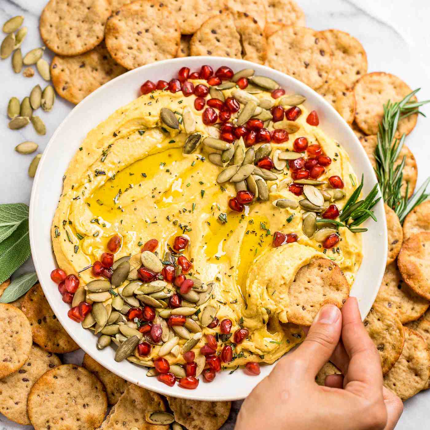 一盘冬南瓜鹰嘴豆泥。