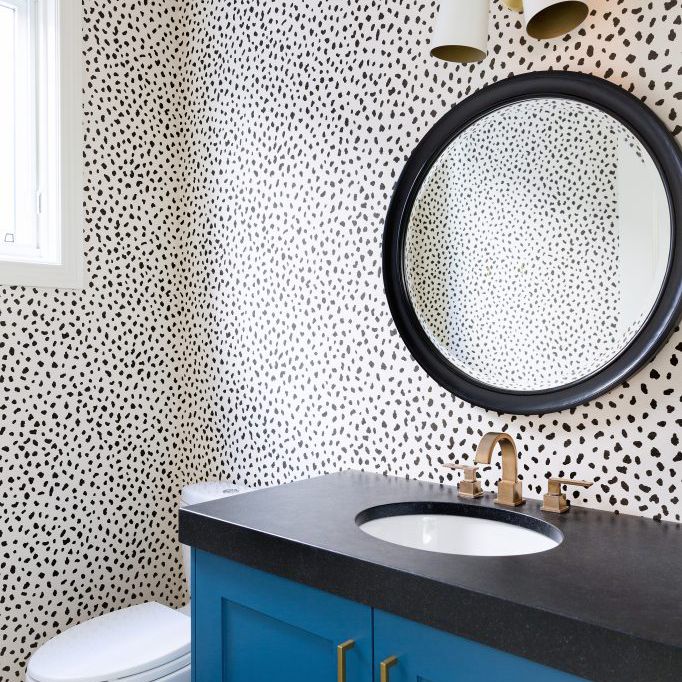 浴室有明亮的蓝色梳妆台