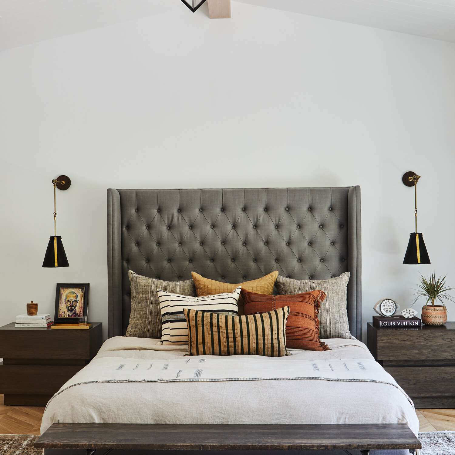 一间带有两个黑色和金色的卧室和一个配套枝形吊灯