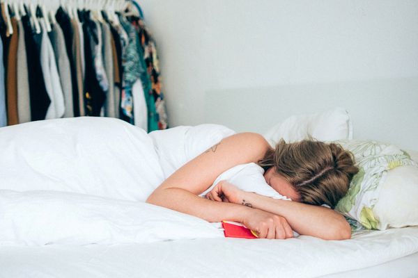 哭泣在床上的妇女