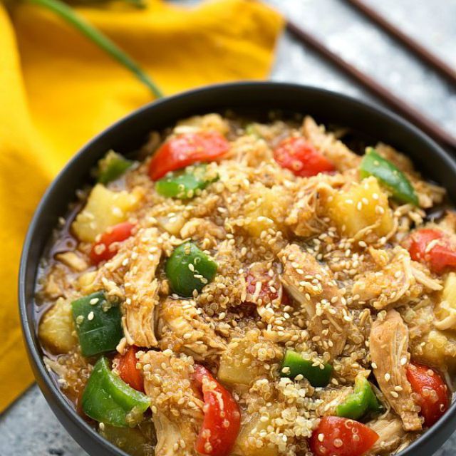 红烧鸡肉，藜麦，和蔬菜