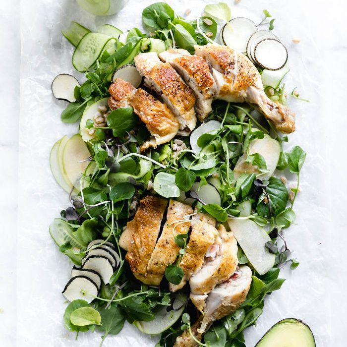 豆瓣菜，苹果，法罗绿鸡肉沙拉配牛油果酱