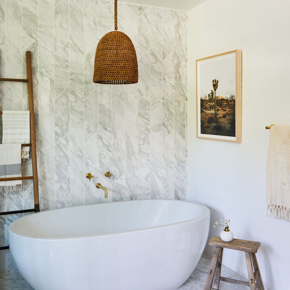 一间全白的浴室，配有编织灯具