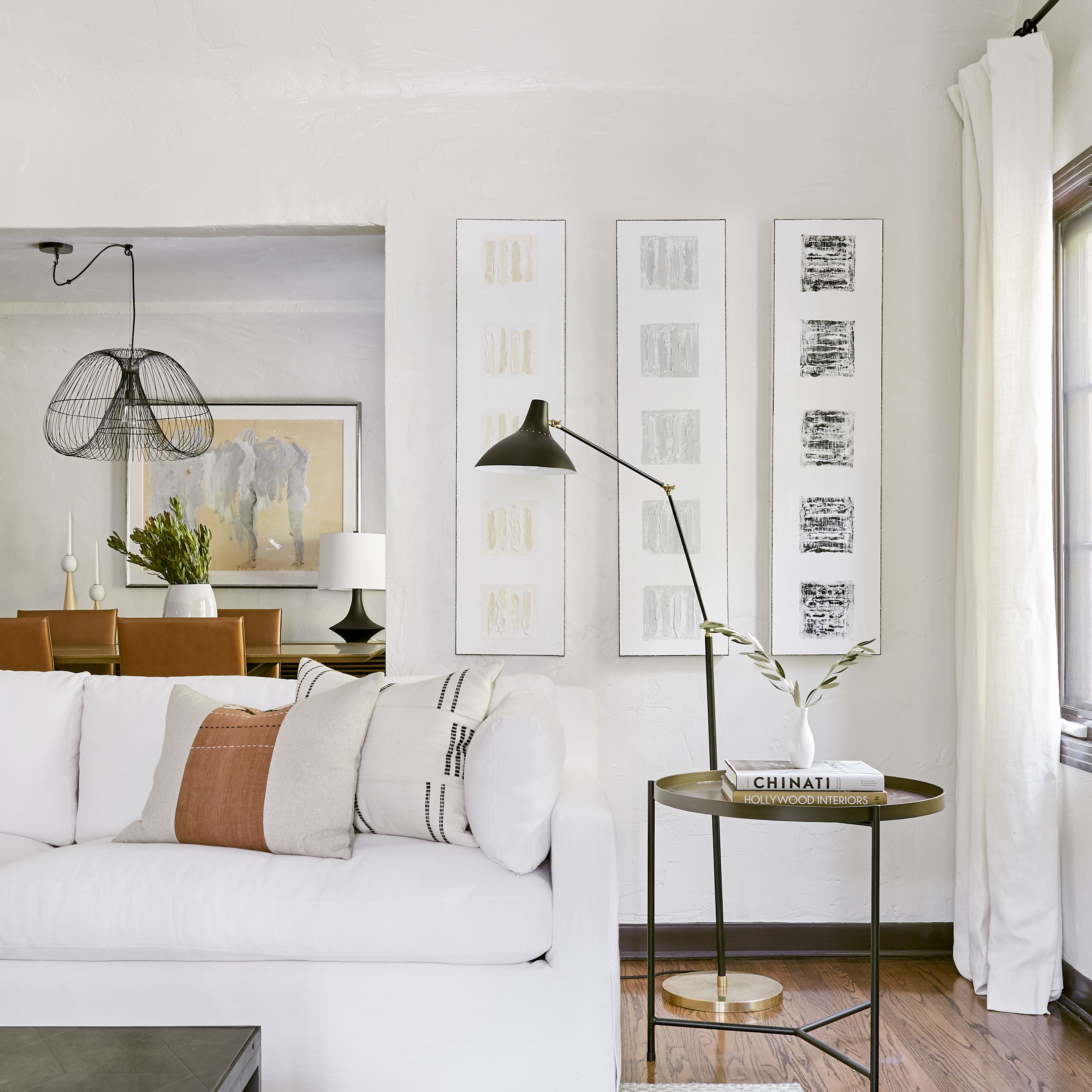 一个带白色沙发生活”class=